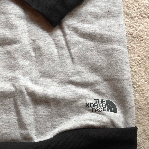 Last ONE! 🆕The North Face Sweatshirt🤍 - Picture 4 of 7